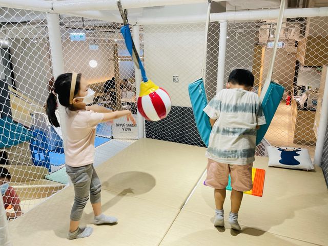 特色親子餐廳！有自動高爾夫球練習場和playroom~