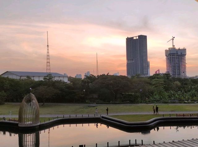 Lagoon Avenue Mall Sunset