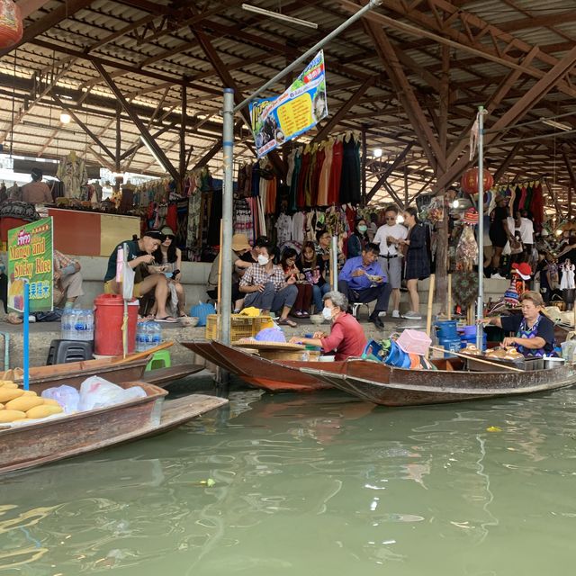 Floating on a Floating Market 🛶🇹🇭