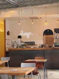 almond hostel & cafe