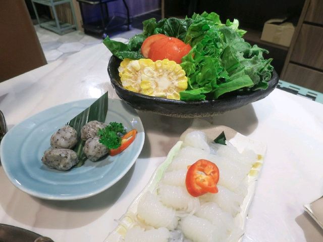 輕奢風靚料靚湯底火鍋店