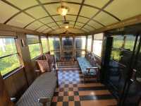 2024年3月頃運転終了。車齢100年越え。日本で最も古い現役の蒸気機関車がけん引する列車『SL人吉』車内