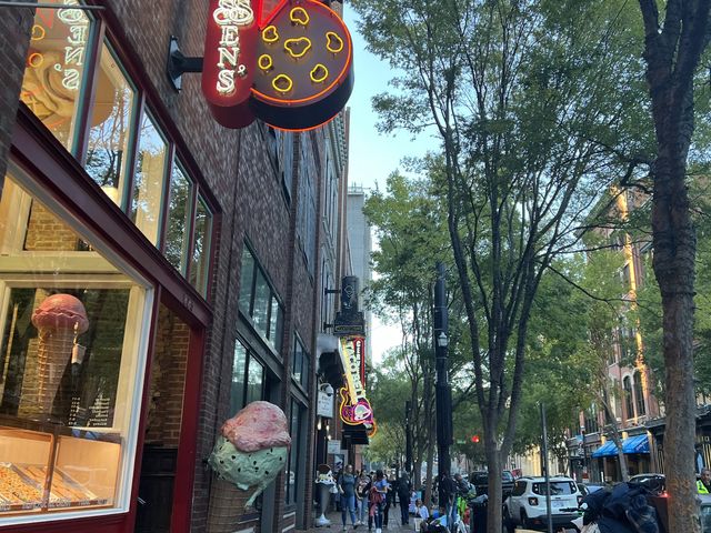 Downtown Nashville walking around 