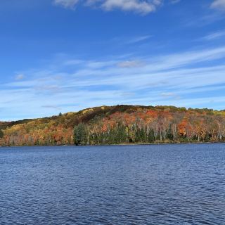 Arrowhead park is a very beautiful place, a lot of nice view there, the weather is pretty good, Blue sky and clear lake with red leaves, it is worth to go there with your family, take more pictures and enjoy the life and the charming fall!