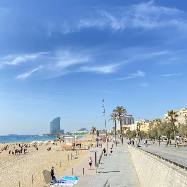 바르셀로네타 해변의 청량한 오션뷰🏖