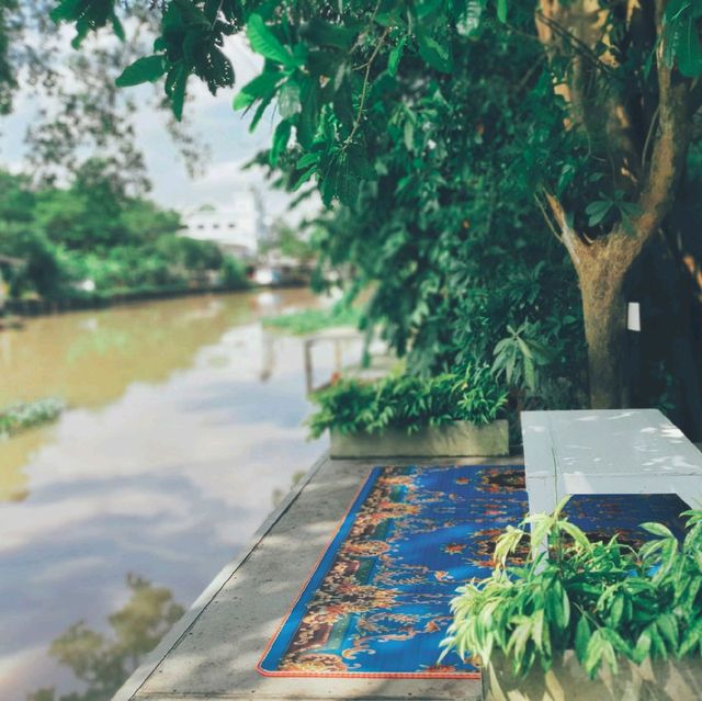 café​ ริมน้ำ​บรรยากาศ​ร่มรื่น
