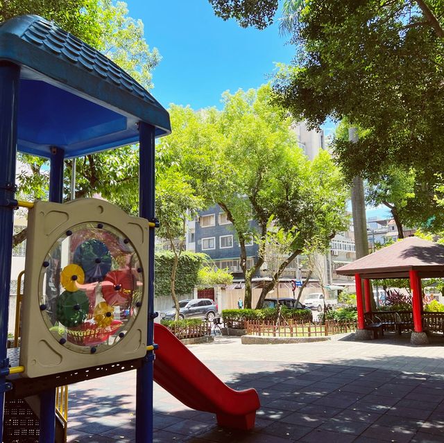 社區裡的悠閒公園｜東豐公園｜炎炎夏日遮陽乘涼的好去處
