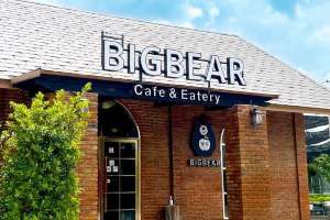 #bigbear 🏡🐻☕️🌳 #นนทบุรี
“ฟินให้สุดแล้วหยุดที่ ‘Bigbear’ พิกัดน่าปักหมุดแห่งบางบัวทอง ที่มาพร้อมบรรยากาศสุดชิลล์ให้เราทิ้งตัวเอนกายแนบชิดธรรมชาติได้อย่างเต็มที่ มาพร้อมมุมไฮไลท์ปัง ๆ เพียบ! ทั้งบรรยากาศในสวนสุดร่มรื่น โซนน้ำตกขนาดเล็กขนาดใหญ่ที่ช่วยเติมความชุ่มฉ่ำชื่นใจ พร้อมโอบกอดด้วยไอเย็นจากลำธารในทุกมุม อีกทั้งยังเติมเต็มบรรยากาศด้วยความเขียวขจีของต้นไม้นานาพันธุ์ ซึ่งนับว่าที่นี่เป็นแหล่งโอโซนที่กว้างขวางไม่เป็นรองใครในย่านนนทบุรีเลยก็ว่าได้ และด้วยความกว้างขวางที่นี่จึงแบ่งสเปซเป็นหลายโซนมีทั้ง Indoor, Outdoor, มุมนั่งเล่นในสวน, โซนบ้านต้นไม้ และโซนบ้านไม้ทรงไทยที่ให้บริการจัดเลี้ยงและ Private Party เพลิดเพลินไปกับบรรยากาศแล้ว ก็พุ่งตัวไปเติมพลังได้ที่โซน Cafe กันเลย ที่นี่เขามีเมนูอร่อย ๆ รอเราอยู่เพียบ! ไม่ว่าจะเป็นอาหารคาว ขนมหวาน หรือเครื่องดื่ม โดยเมนูที่นี่จะเน้นสไตล์ Fusion เป็นหลัก ที่ผสมผสานอาหารหลากหลายชาติไว้ให้เราได้ลิ้มลอง ที่สำคัญแต่ละเมนูน่าทานมาก ทั้งการจัดตกแต่ง ทั้งการบริการ น่าประทับใจ Feel Like Fine Dining เลยทุกคน และที่ดีงามไปกว่านั้นคือทางร้านได้ใช้ผักสลัดออร์แกนิกจากฟาร์มผักที่ปลูกเองอีกด้วย ฟินทั้งบรรยากาศเต็มอิ่มทั้งรสชาติแล้ว มุมถ่ายรูปก็ปังมาก! ไม่ว่าจะโยกย้ายไปมุมไหนก็ได้รูปสวย ๆ เพียบ! ดีต่อใจขนาดนี้ต้องรีบเซฟลิสต์แล้วน้า มาย่านบางบัวทองเมื่อไหร่ ต้องรีบจัดทันที 😊”
📍 พิกัด: ถนนชัยพฤกษ์ ตำบลละหาร อำเภอบางบัวทอง จังหวัดนนทบุรี
🕑 เปิด: วันจันทร์ - วันอาทิตย์ 10.00 - 21.00 น.
#คาเฟ่บรรยากาศสบาย
#คาเฟ่นนทบุรี
#คาเฟ่ห้ามพลาด