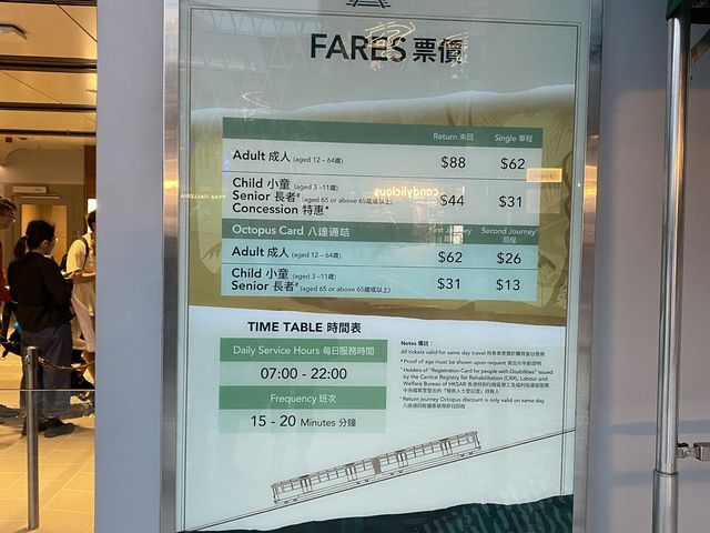 復古車身、擁有全景玻璃窗的第六代山頂纜車🚠