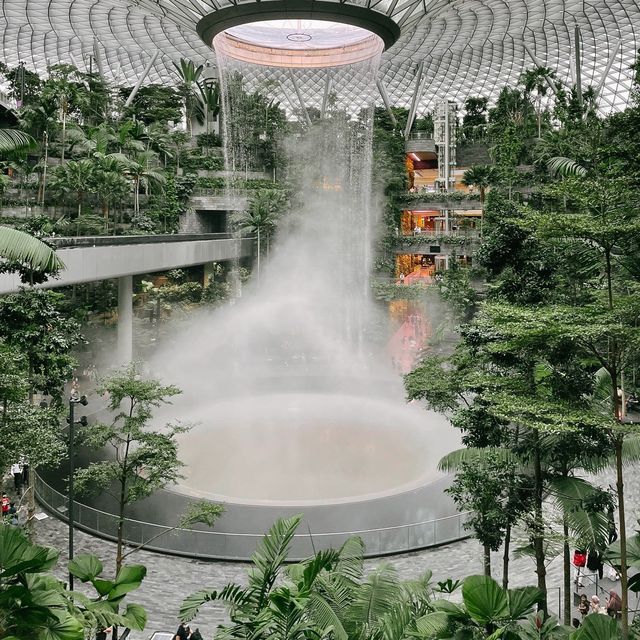 Jewel Changi Airport - น้ำพุในร่มใจกลางสนามบิน