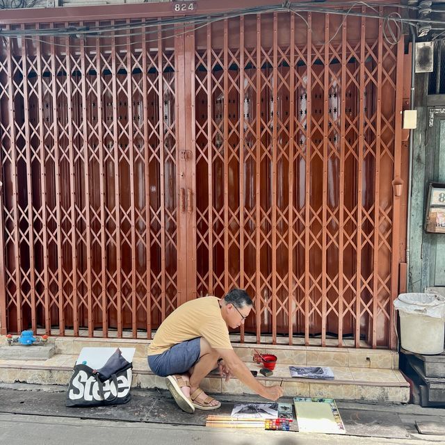ถ่ายรูปกับรถเก่าสุดคลาสสิคที่เจริญกรุง