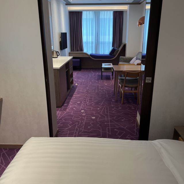 酒店以紫色為主題