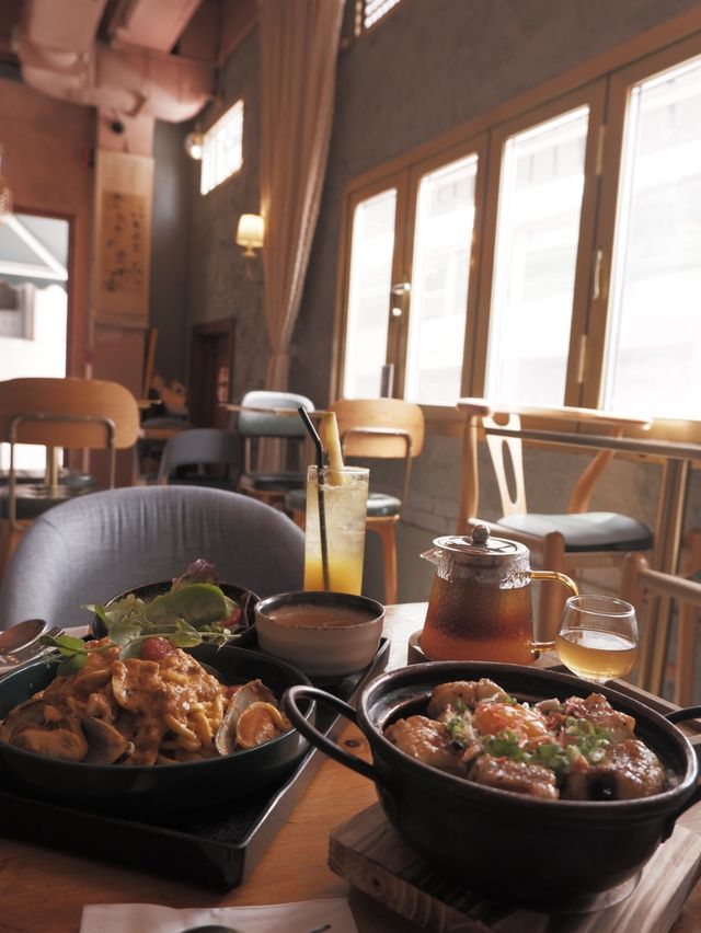 中日混合居酒屋之煲仔飯出色 