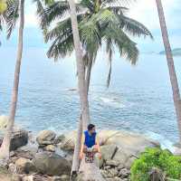 ถ่ายรูปกับต้นมะพร้าว ที่หาด ลับ ภูเก็ต