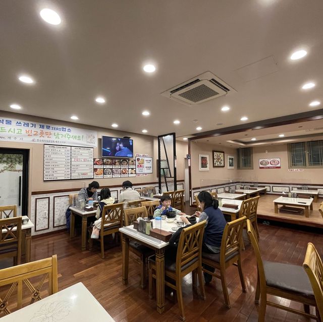 제주에서 맛보는 온육수와 흑돼지 수제 돈까스의 환상적인 조합