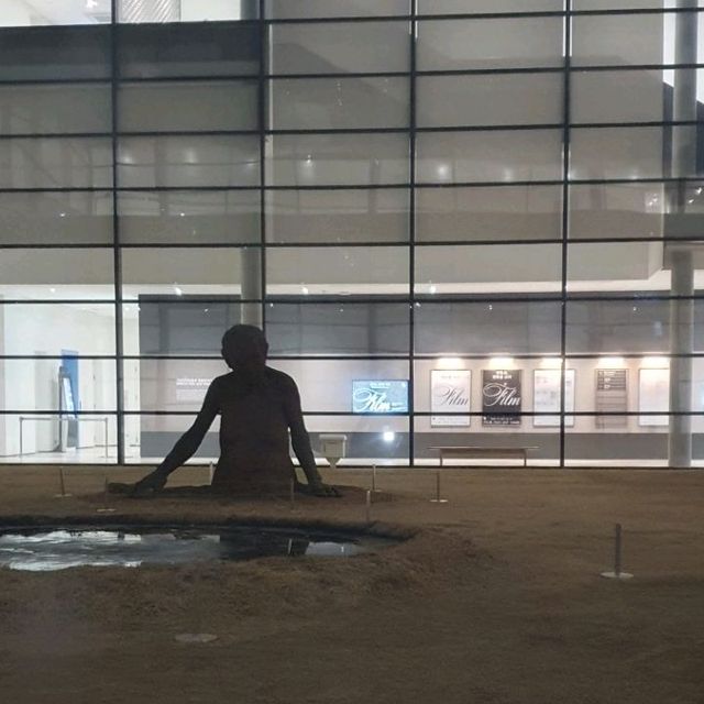 거대한 작품이 전시되어있는 '임옥상:여기, 일어서는 땅'