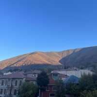 シャキのホテルからの紅葉した山の景色が絶景