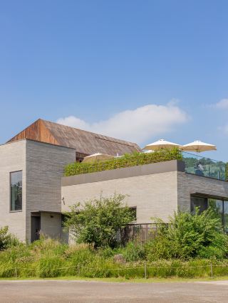 ☀️Green Flag Coffee, an outdoor terrace cafe filled with sunlight