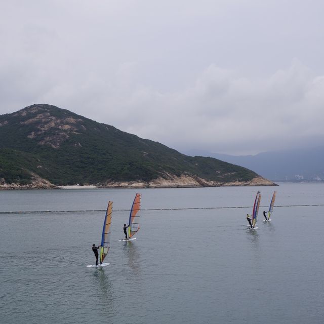 澄澈海水輕拍銀灘