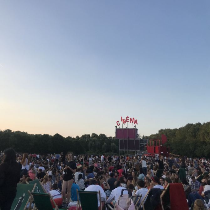 영화피크닉을 즐길 수 있는 라빌레트 공원 | 트립닷컴 파리 트래블로그