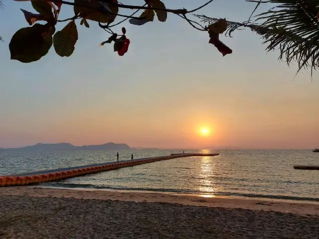 ชมพระอาทิตย์ตกที่หาดบ้านอำเภอ ชลบุรี