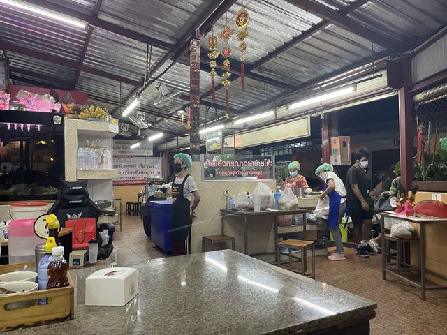 ข้าวต้มแห้งภูเก็ต ที่แถวยาวเหยีดฃยด แต่ต้องไปลอง