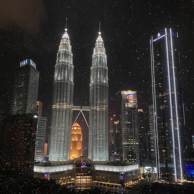 Sleeping with The Giant KLCC 😱