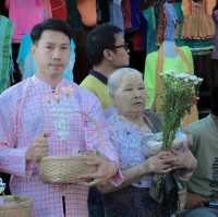 สะพานมอญ ใส่บาตรเช้า ชมเสน่ห์วิถีชีวิตชาวมอญ