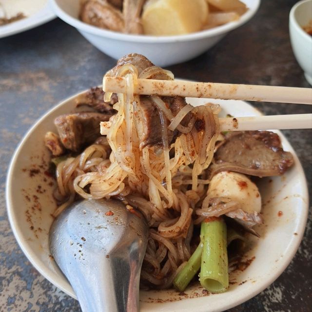 ร้านก๋วยเตี๋ยวบุฟเฟ่ต์ 99 บาท‼️