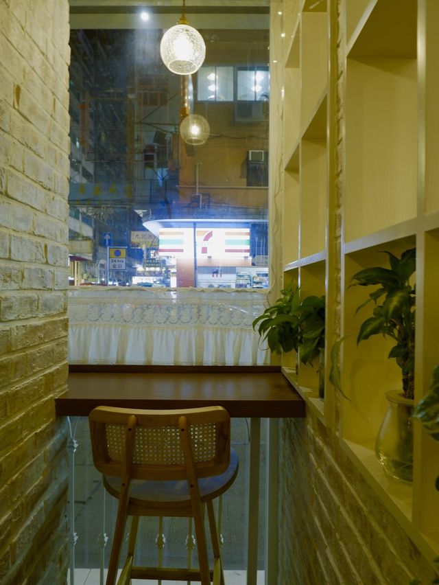 白色和風Cafe，外脆內軟的軟殼蟹意粉 