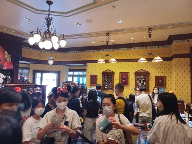 香港迪士尼百貨店聖迪購物大行動
