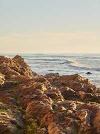 Half Moon Bay in California 🌙 Enjoy a seaside sunset at the Cliff Hotel.