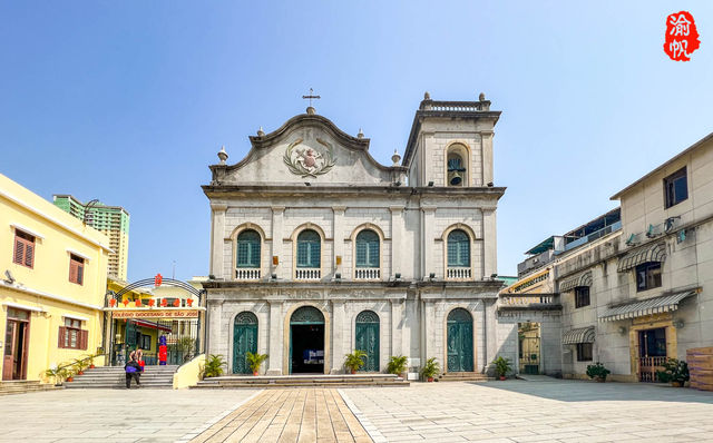 Climb the highest peak in Macau and enjoy the Londoner's light show.