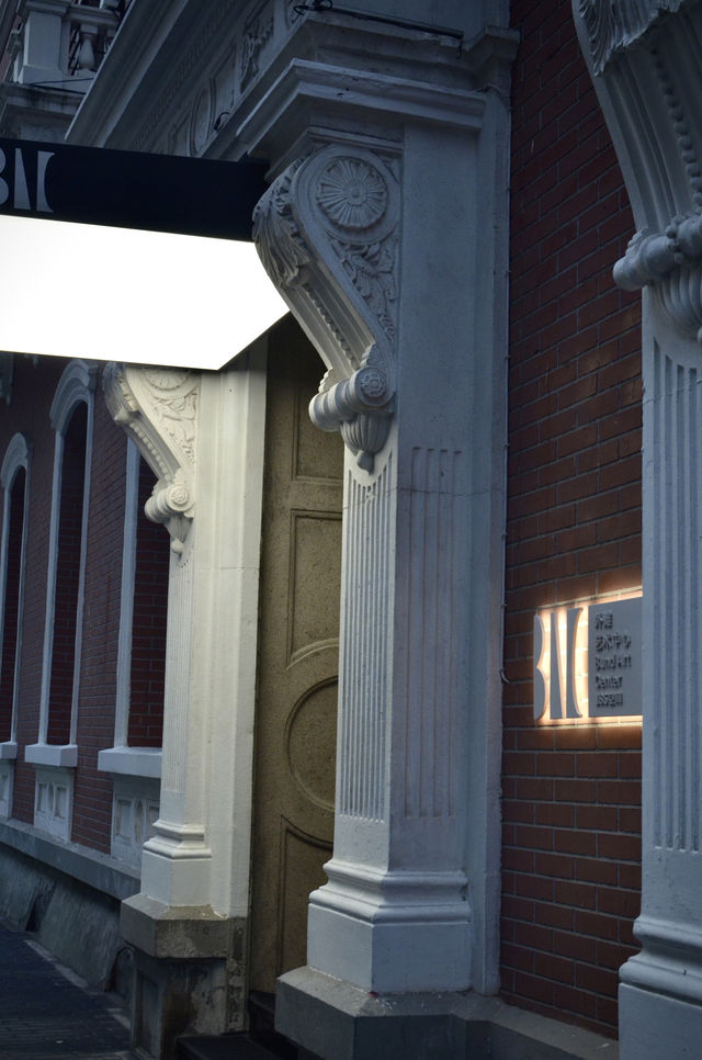 Shanghai Bund's small-scale professional free art exhibition, reservation required to limit the number of visitors.