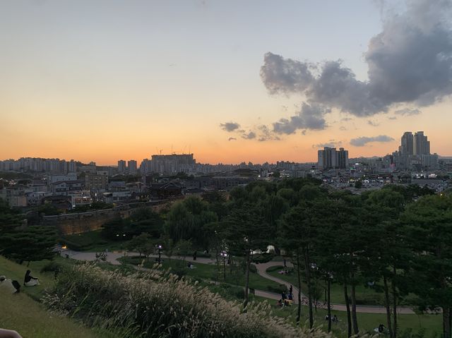수원의 장안문과 방화수류정의 이름다운 풍경과 야경