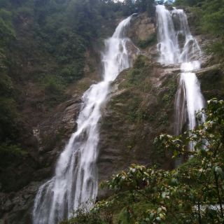 นับเป็นประสบการณ์สุดหวาดผวาครั้งยิ่งใหญ่ที่สุดในทริป Chasing Philippine Waterfalls Project ของฉัน ความตายจ้องมาที่ฉันในขณะที่กำลังเดินป่าไปยังน้ำตกมาติโกลอันแสนยากลำบาก ฉันเกือบจะยอมแพ้และกลับไปที่เมืองดาเวา แต่รางวัลคือน้ำตกที่สวยงามและสง่างามกลับเข้าครอบงำฉัน และนั่นก็เป็นอย่างนั้นจริงๆ! น้ำตกมาติโกลมีหลายชั้นซึ่งมีความสวยงามและอลังการแตกต่างกันไป ฉันอยากกลับไปที่นั่นอีกครั้ง แต่ไม่ใช่เส้นทางที่ยากลำบากและท้าทายความตายแบบนั้น