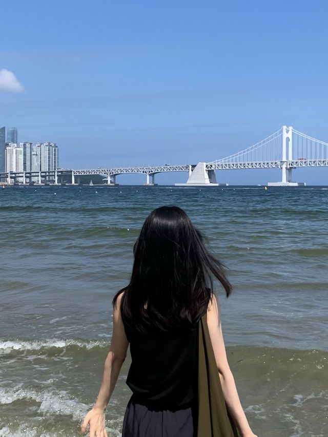 광안리 해수욕장에서 일광욕과 수영을 즐겨요 🌊🐳🧜‍♀️