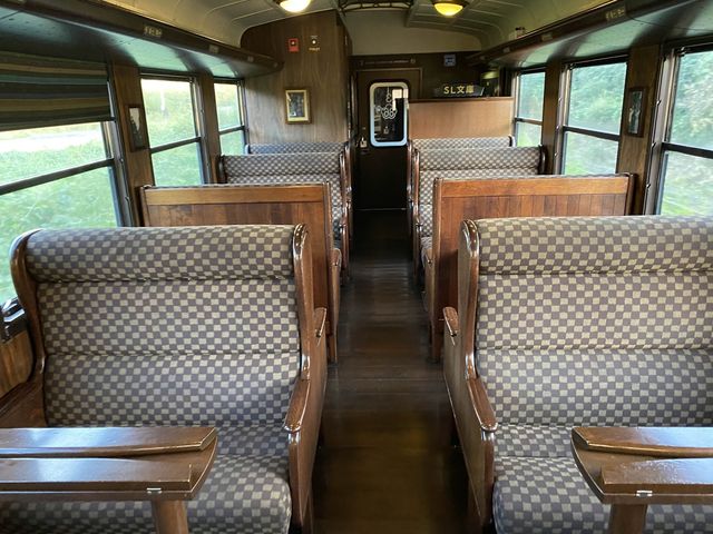 2024年3月頃運転終了。車齢100年越え。日本で最も古い現役の蒸気機関車がけん引する列車『SL人吉』車内