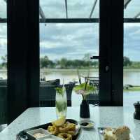 เรียบแต่หรู ที่เน้นบรรยากาศล้านนา ริมแม่น้ำกกเต็มๆ