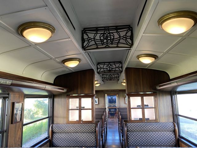 2024年3月頃運転終了。車齢100年越え。日本で最も古い現役の蒸気機関車がけん引する列車『SL人吉』車内