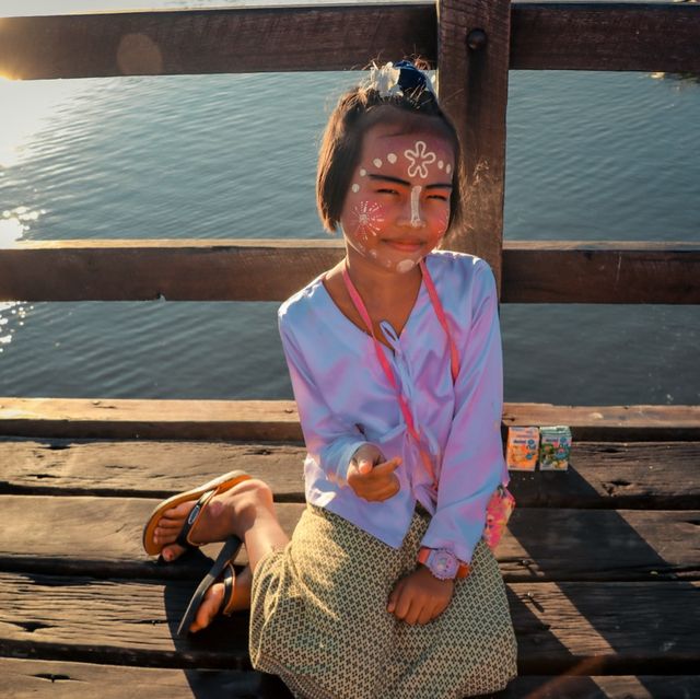 สะพานมอญ ใส่บาตรเช้า ชมเสน่ห์วิถีชีวิตชาวมอญ