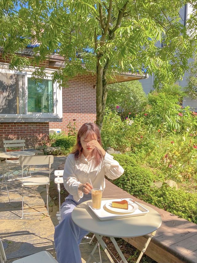 햇살가득 푸르른 정원이 아름다운 밀양 위양못 카페, 마리옹