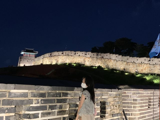 수원의 장안문과 방화수류정의 이름다운 풍경과 야경