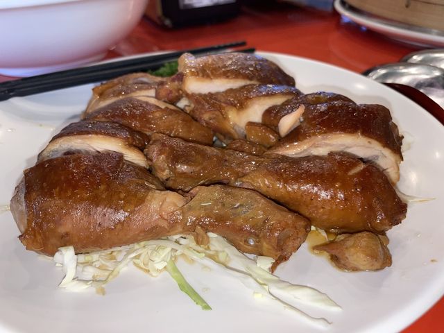 位於布英雄園區內的布英雄美食館 特色桌菜料理 
