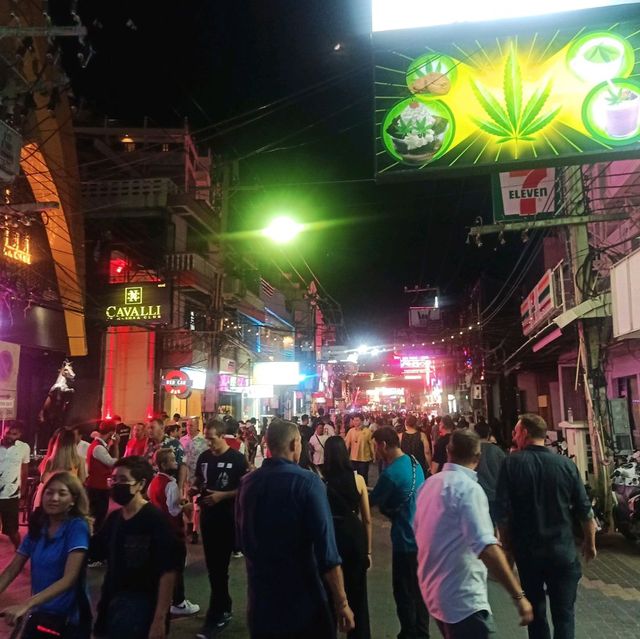 Walking Street พัทยา ค่ำคืนที่ไม่เคยหลับไหล