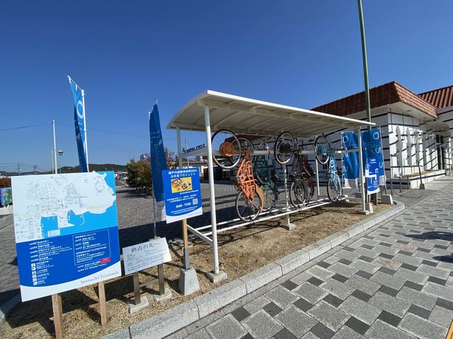 駅舎の壁面塗装はアート作品『JR宇野駅』