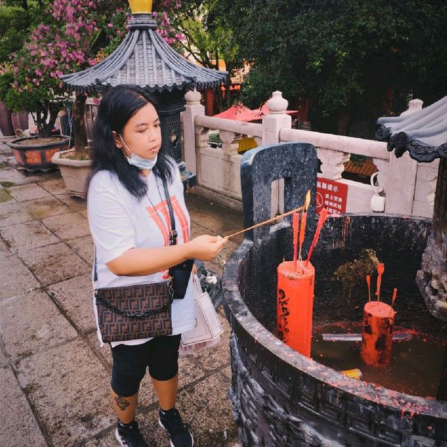 Offering prayers in Hongfa temple 🙏