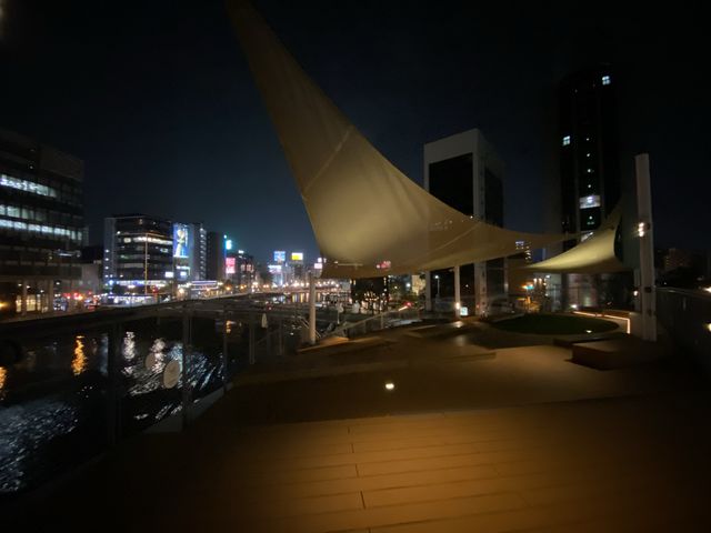那珂川の水辺で休憩。福岡の夜景も楽しめます。