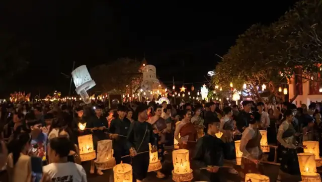 Loy khathong or Fireboat Festival