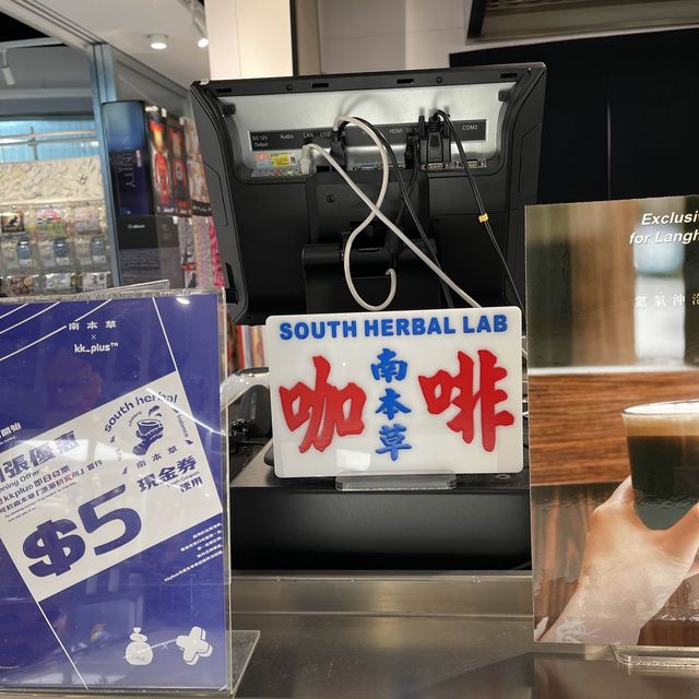 被玩具包圍住的涼茶咖啡☕️